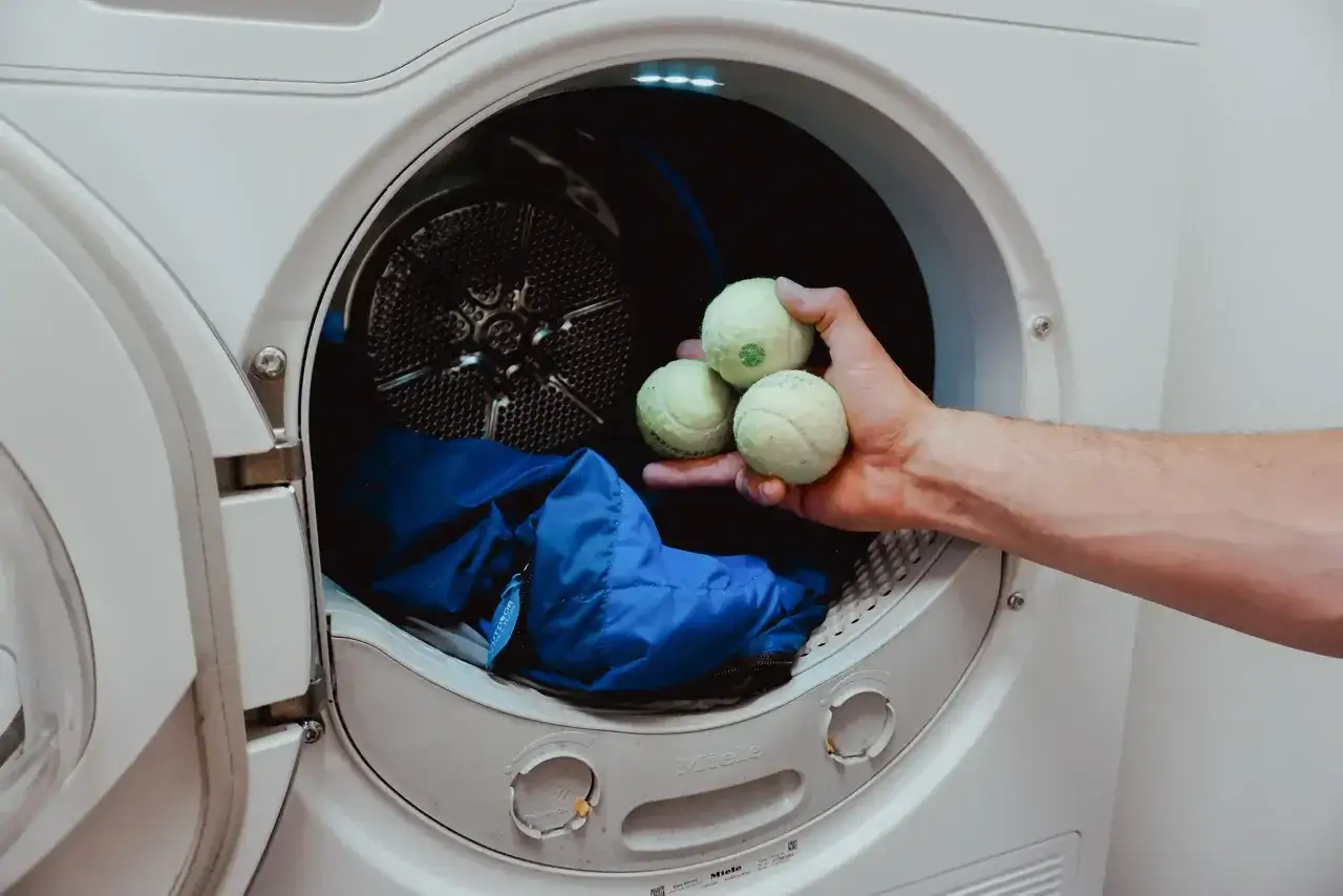 Tennisb&auml;lle helfen beim Kunstfaser Schlafsack waschen, damit er wieder sch&ouml;n fluffig wird.