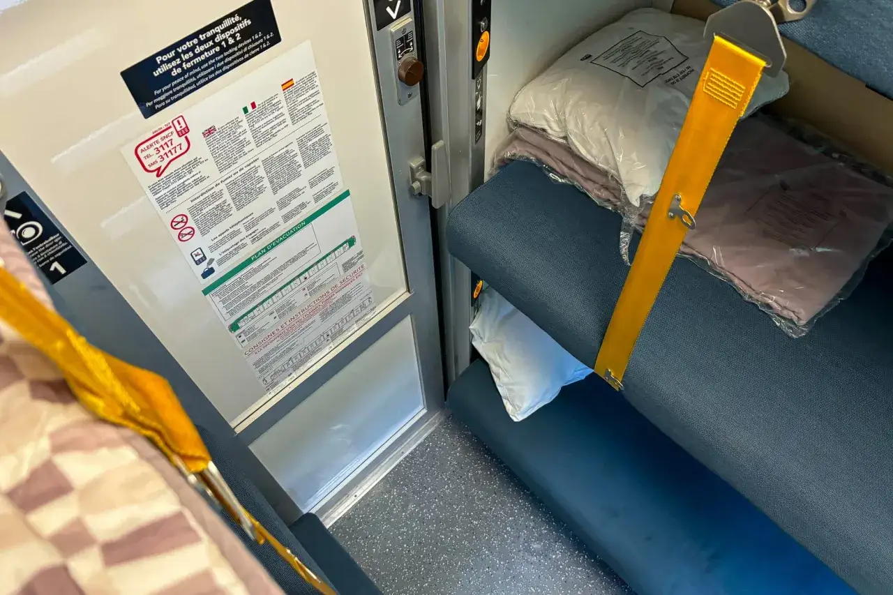 Schlafplatz im Nachtzug Paris-Nizza. Gem&uuml;tliche Betten mit Kissen und Decken, bereit f&uuml;r die Reise.