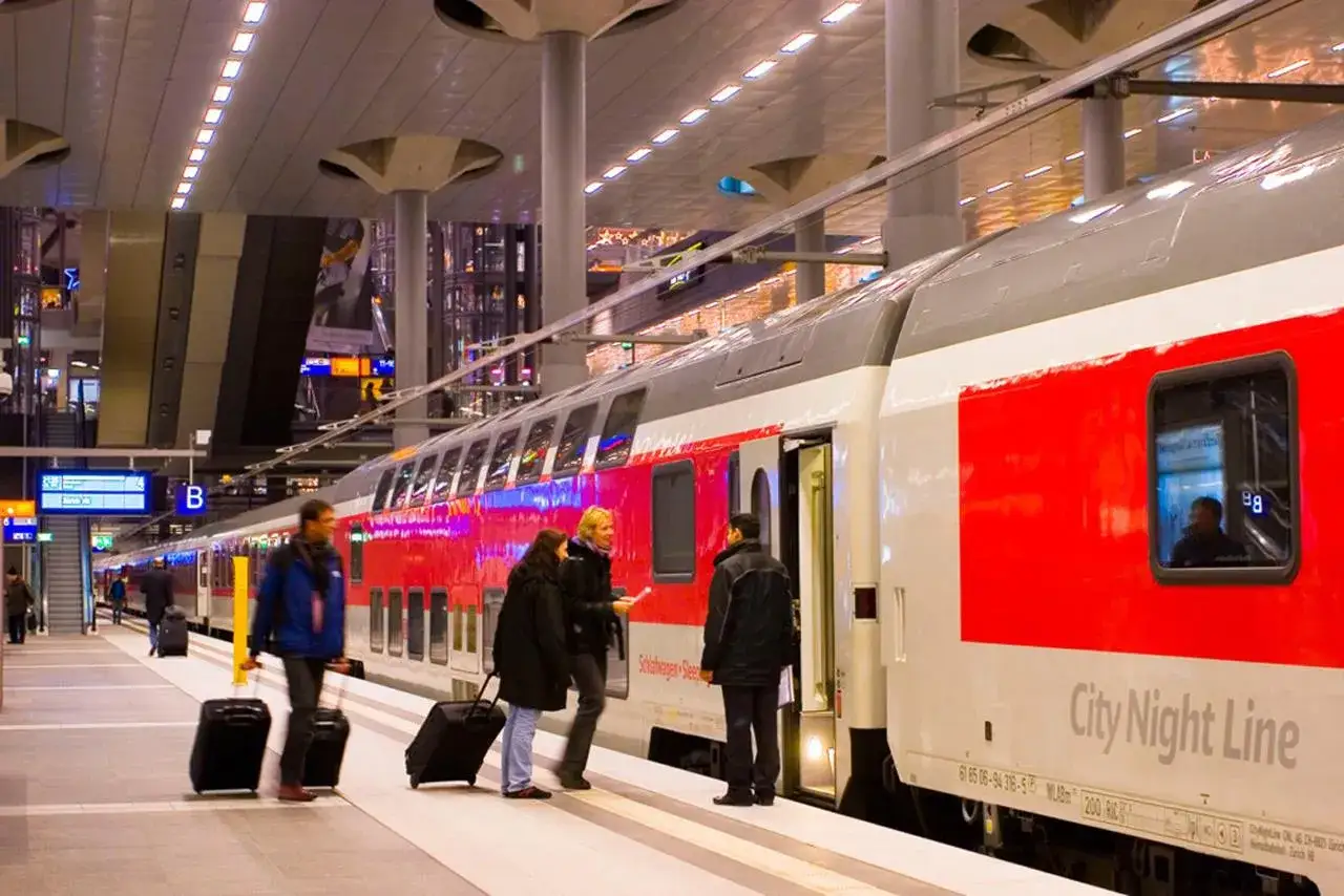 Reisende mit Gep&auml;ck warten auf den City Night Line Zug nach Split.