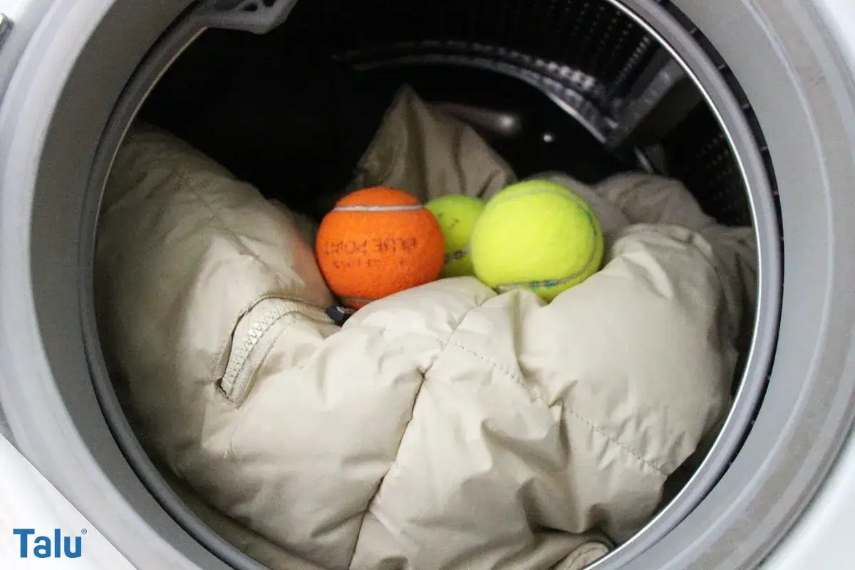 Daunenjacke waschen: Tennisbälle helfen, die Füllung aufzulockern und Klumpen zu vermeiden.