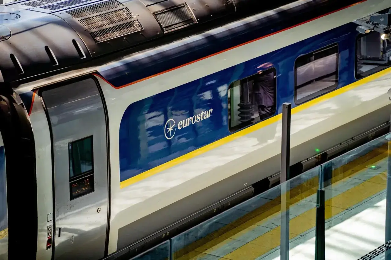 Eurostar-Zug am Bahnsteig, bereit f&uuml;r eine Reise um die Welt.