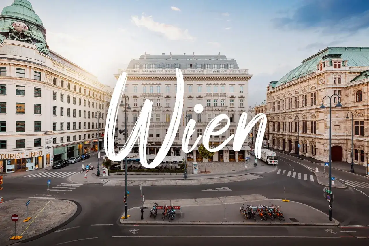 Straßenszene in Wien mit prächtigen Gebäuden und dem Schriftzug
