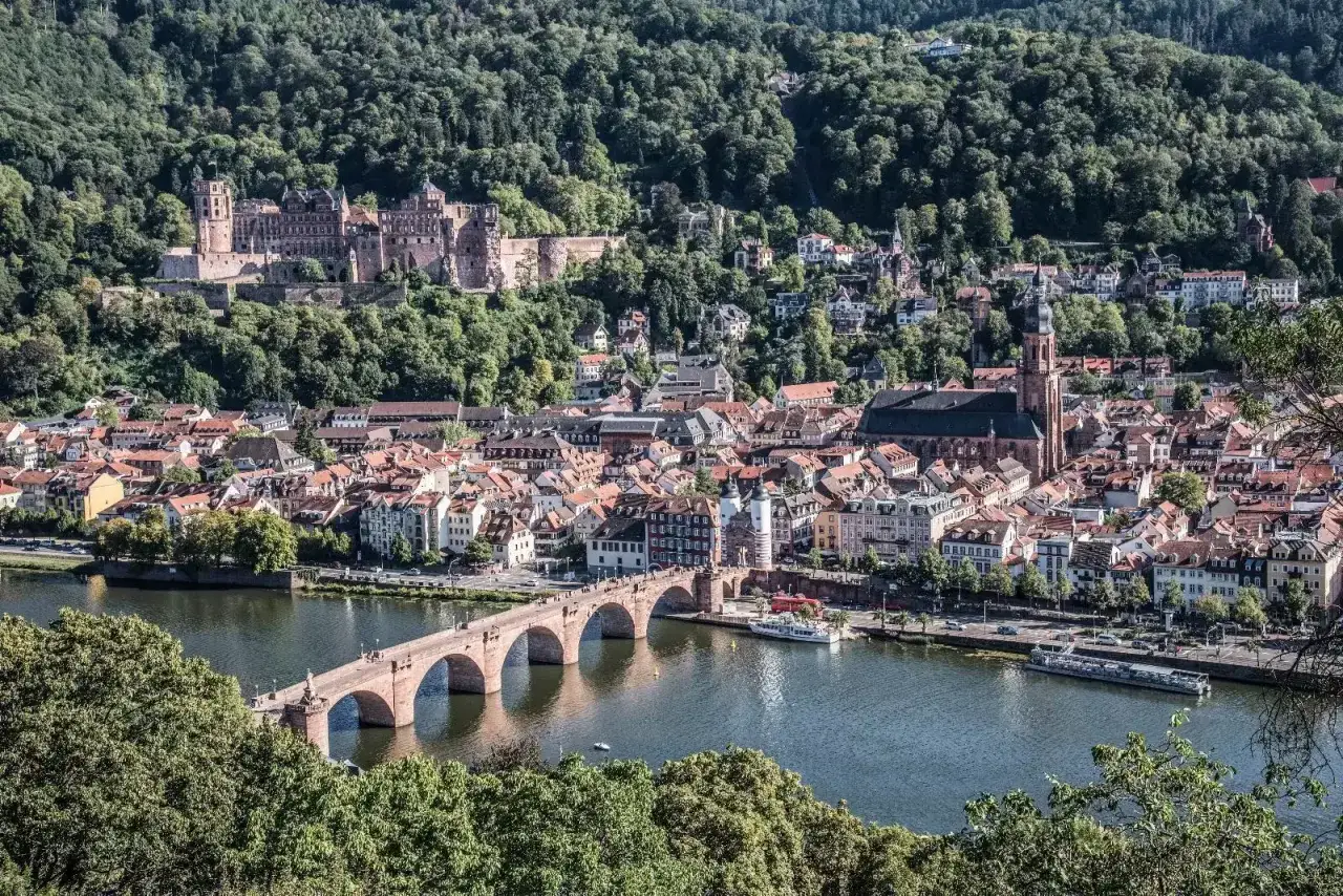 Blick auf das Schloss Heidelberg und die Altstadt mit der Alten Brücke über den Neckar. Ein perfekter Ort, um Heidelberg zu entdecken.
