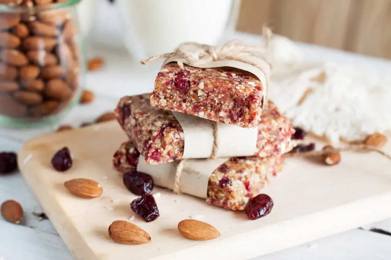 Selbstgemachte energieriegel mit Mandeln und Cranberries, verpackt mit Schnur. Perfekt zum energieriegel selber machen.