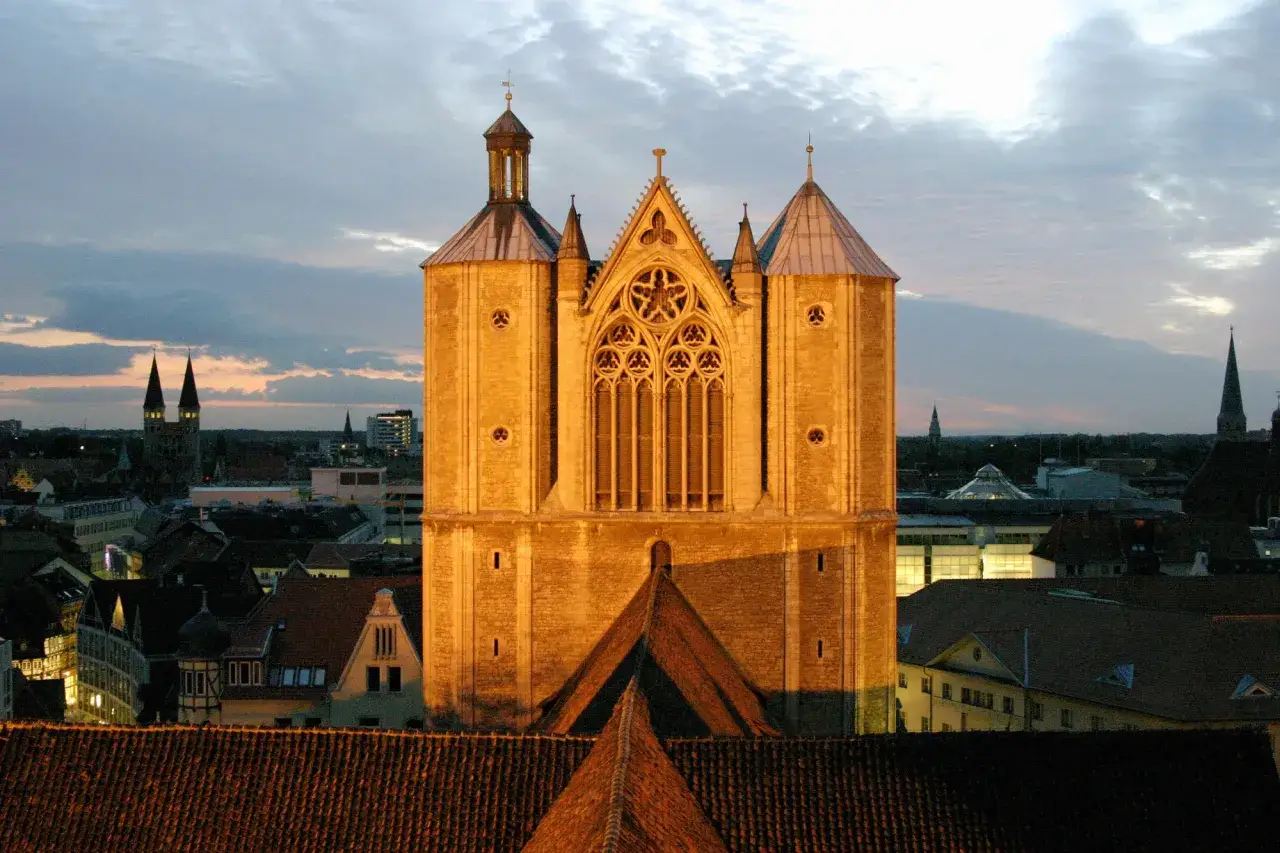 Braunschweiger Dom bei Sonnenuntergang. Entdecken Sie, was man in Braunschweig machen kann: historische Gebäude, Kirchen und eine malerische Altstadt.
