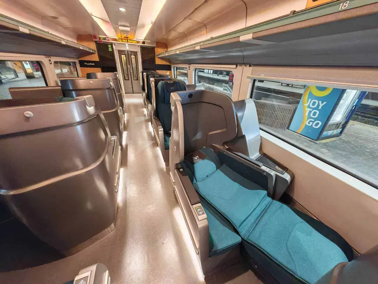 Komfortable Sitze im Zugabteil, bereit f&uuml;r die Reise mit dem Zug nach Oslo.