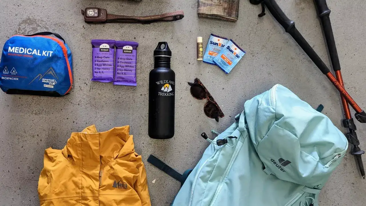 Wander equipment must have: Erste-Hilfe-Set, Riegel, Trinkflasche, Sonnencreme, Sonnenbrille, Stirnlampe, Regenjacke, Rucksack und Trekkingst&ouml;cke.