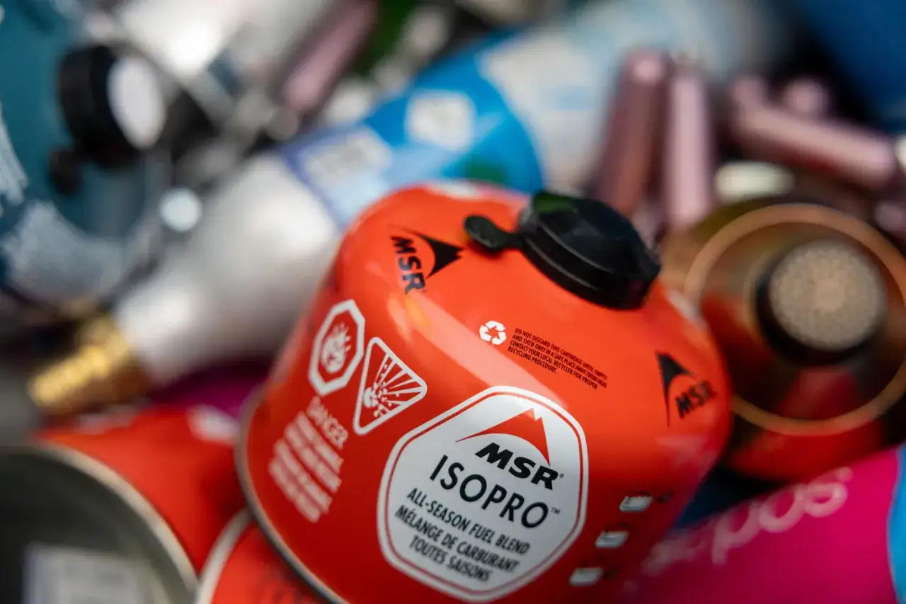 Rote MSR Isopro Gaskartusche, bereit für den Einsatz im Freien. Diese Gaskartusche ist nicht für den Transport im Flugzeug geeignet.