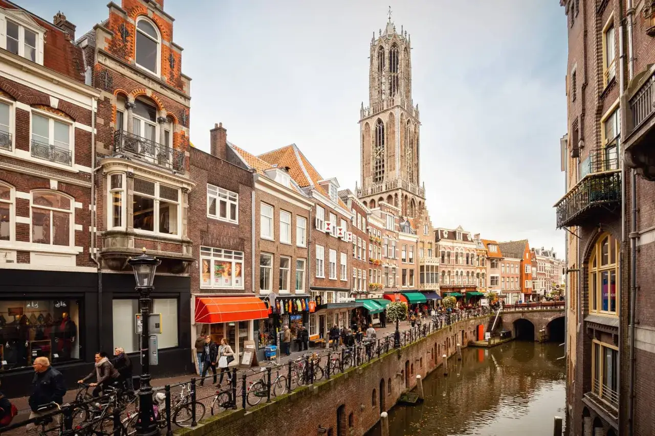 Utrecht: Kan&auml;le, Gesch&auml;fte und der Domturm laden zum Bummeln ein. Was zu tun in Utrecht? Entdecke die charmante Altstadt!