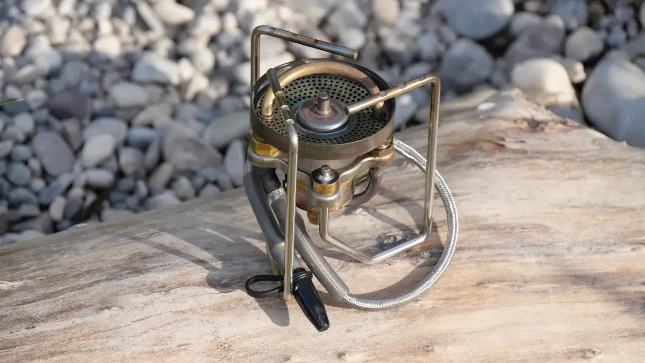 Soto Stormbreaker Kocher auf Holzstamm, bereit f&uuml;r Abenteuer.