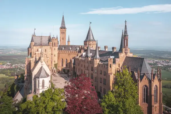 Die Burg Hohenzollern, ein Wahrzeichen Deutschlands, lässt die Frage aufkommen, wie viele Burgen es in Deutschland gibt.