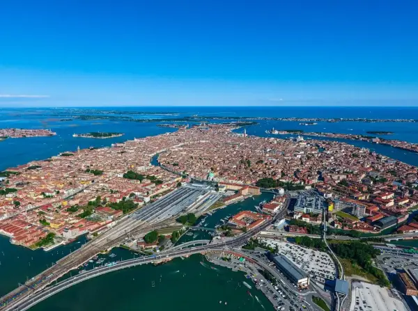 Luftaufnahme von Venedig mit Kanälen und Gebäuden. Hier kann man viel entdecken, von Gondelfahrten bis zu historischen Stätten.