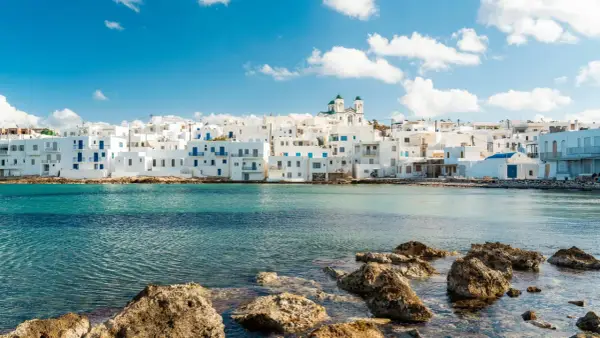 Weiße Häuser mit blauen Akzenten am Meer, ein Traumziel für beste Urlaubsziele.