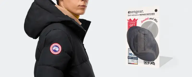Schwarze Daunenjacke mit Logo, daneben ein Paket mit Flicken zur daunenjacke reparieren.