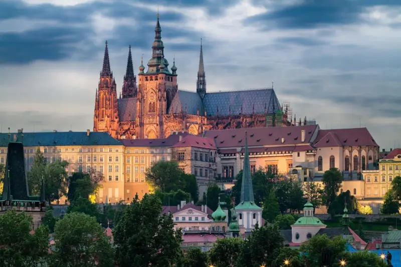 Prag Ausflugsziele: Majestätische Kathedrale und historische Gebäude im Abendlicht, ein unvergesslicher Anblick.